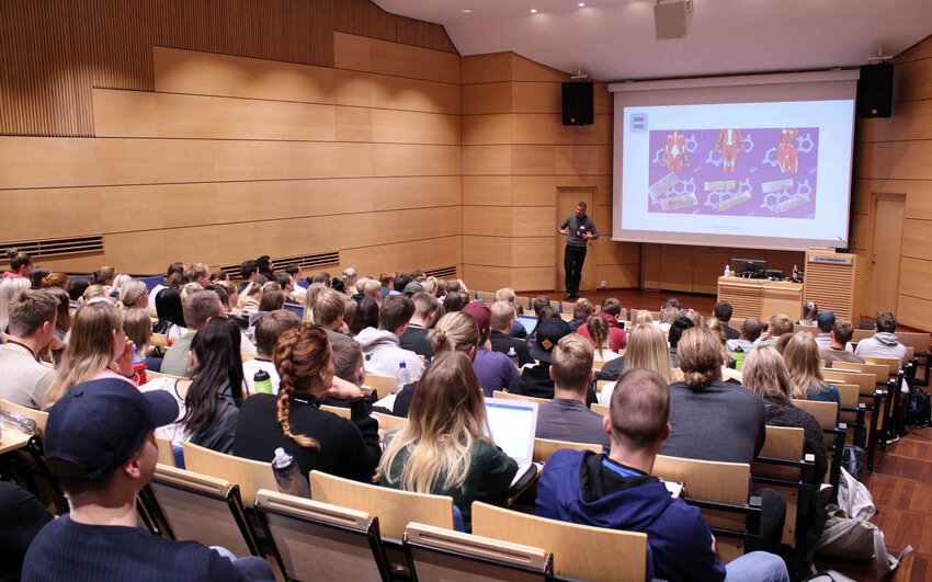 Snakket til naermere 300 politistudenter31