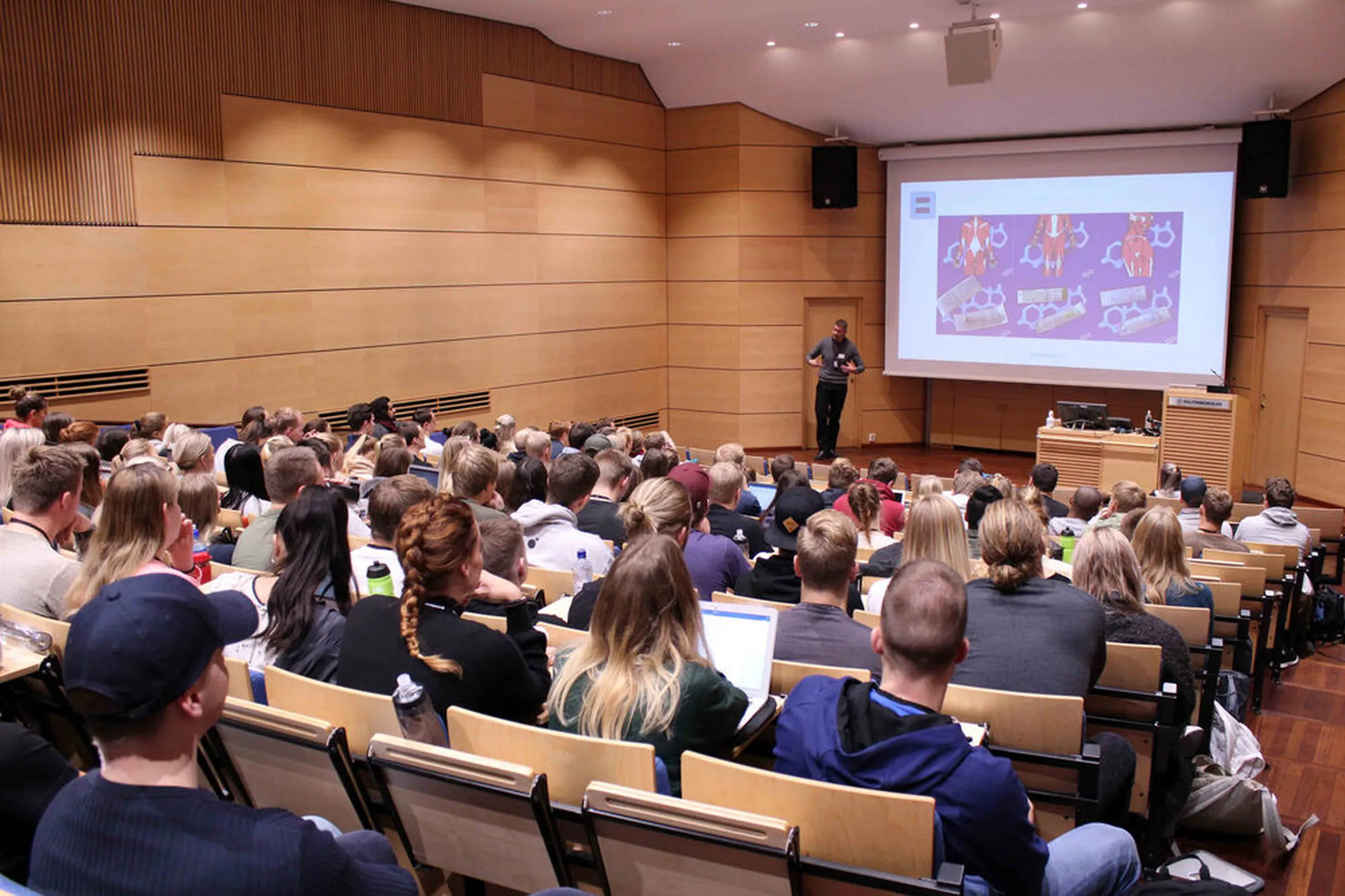 Snakket til naermere 300 politistudenter31