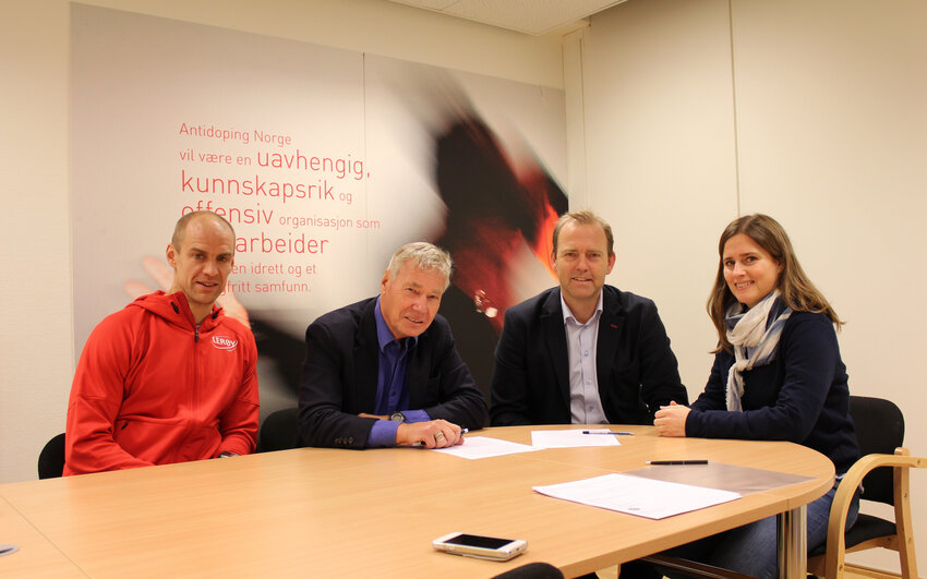 Skoyteforbundet signerte rent saerforbund avtale10