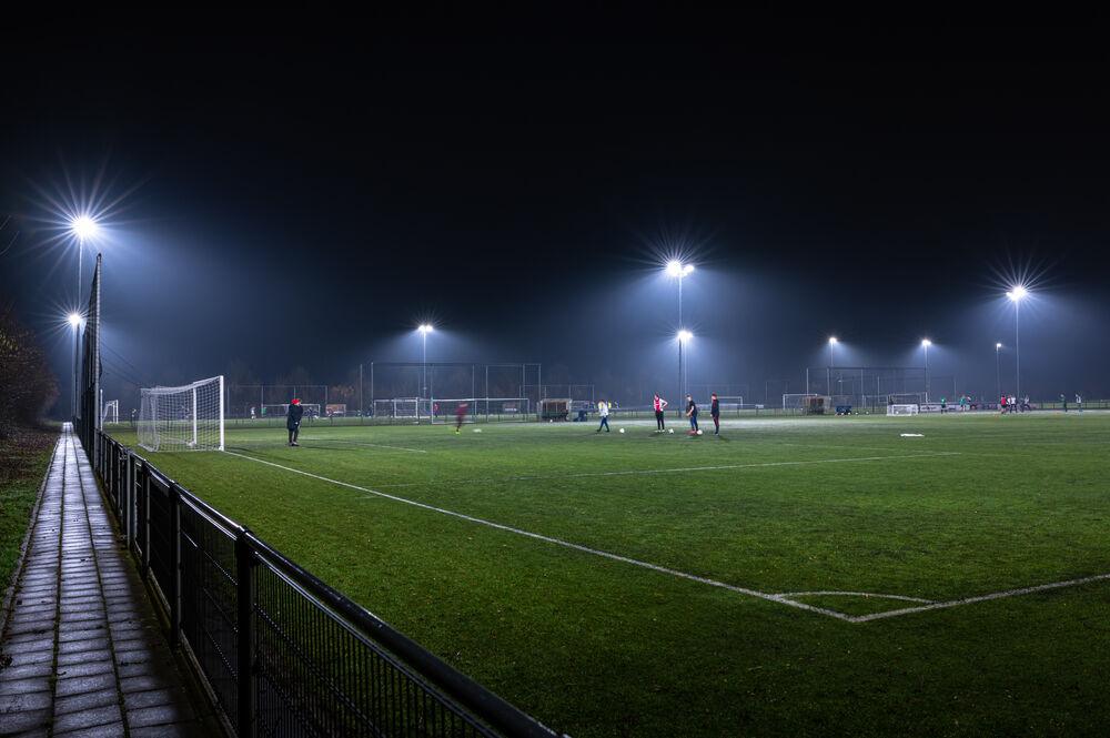 Fotballbane i flomlys. Illustrasjonsfoto