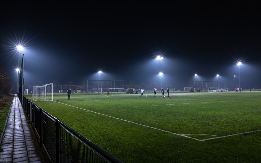 Fotballbane i flomlys. Illustrasjonsfoto