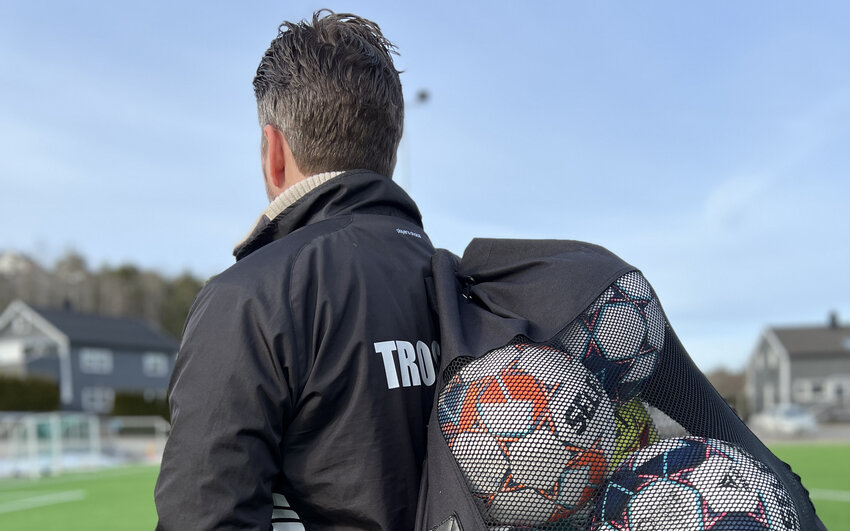 Kristian Smiseth bakfra med et fotballnett.