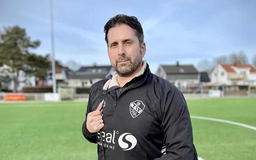 Kristian Smiseth på en fotballbane.